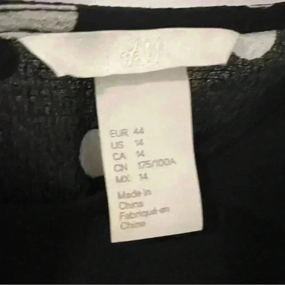 Fun polka dot dress with unique sleeves. SIZE 14 (E108) - Picture 5 of 7